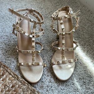 NWOB Gold Studded sandal, sz 38